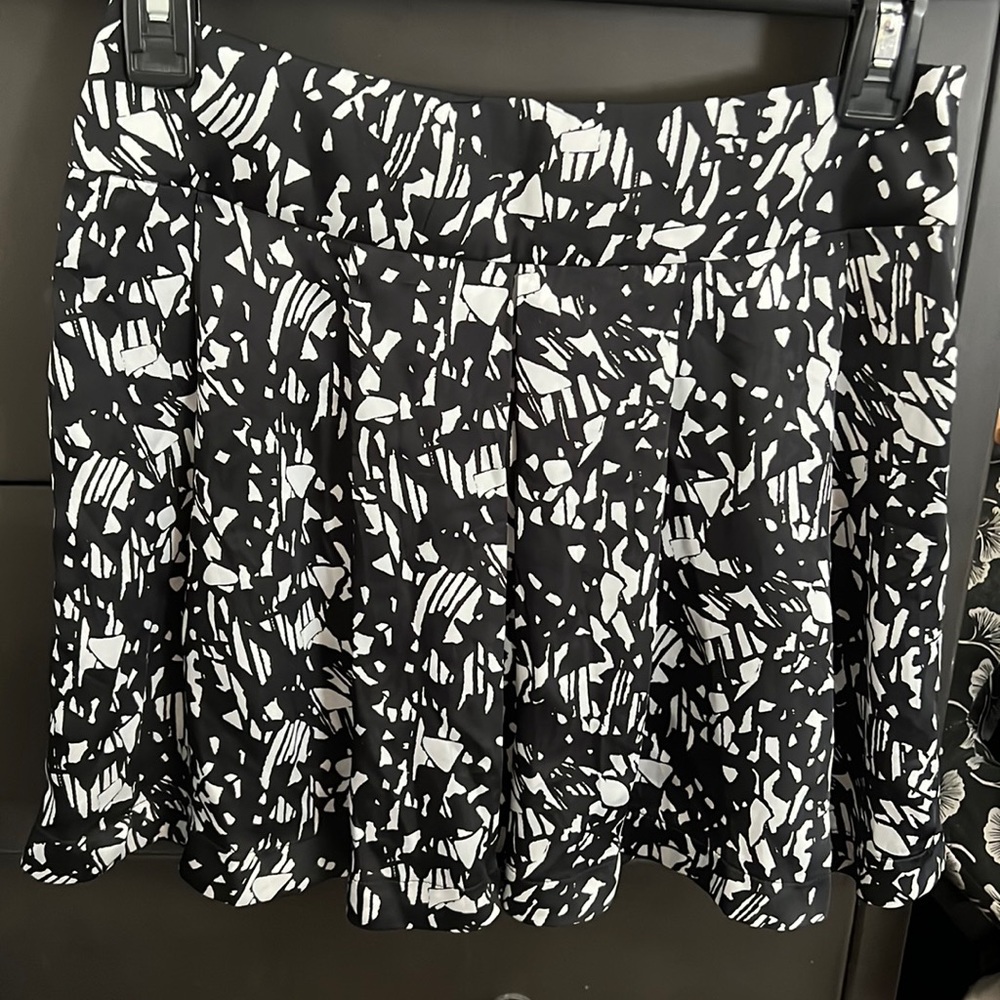 Forever 21 black and white pleated skirt size small